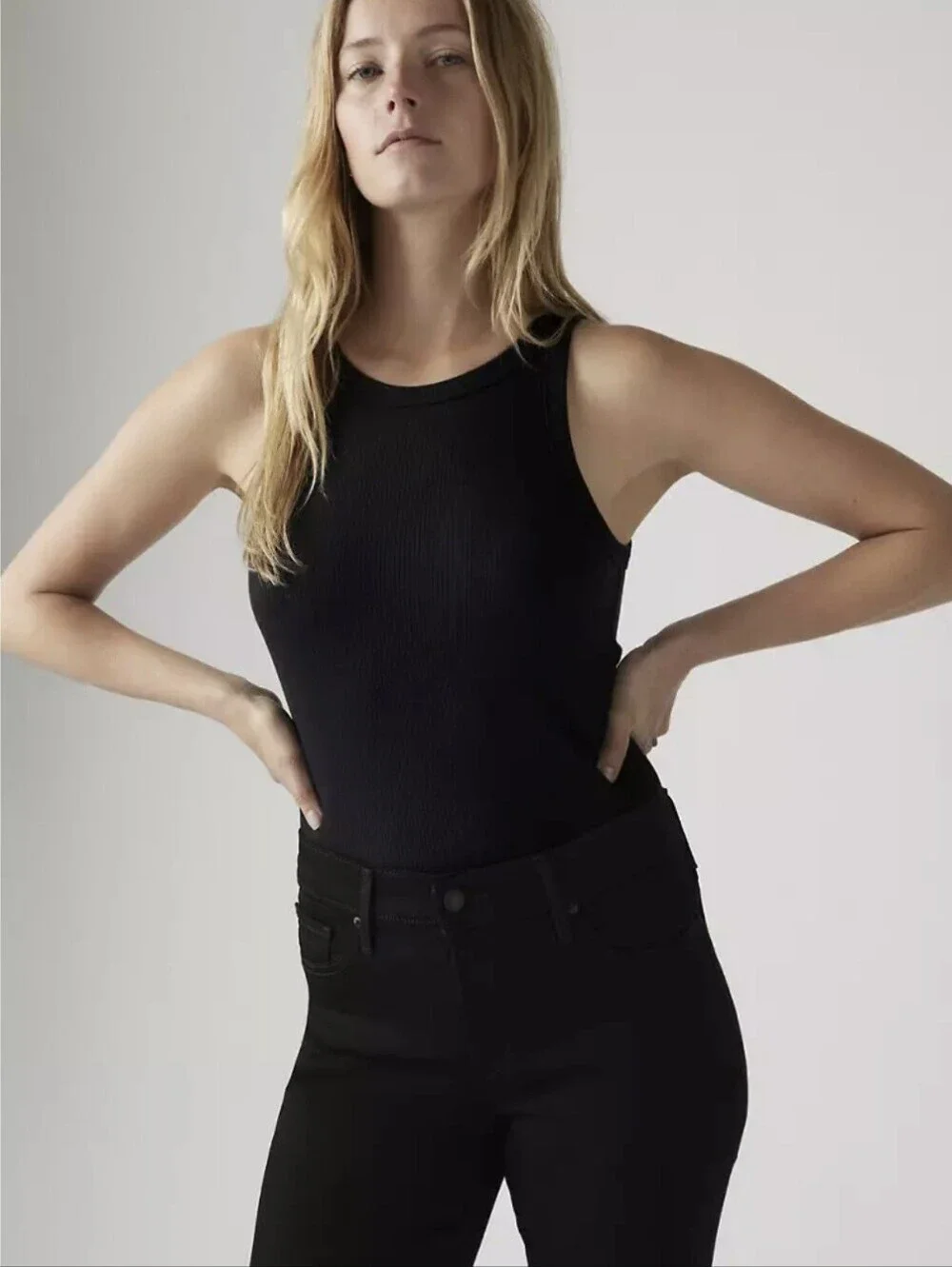 Levi's Women's 312 Shaping Mid Rise Slim Jeans Black Minimalist Classic 23x30 - Picture 3 of 16